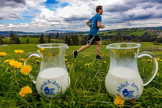 Frische Milch hilft nach dem Training bei der Muskelregeneration.